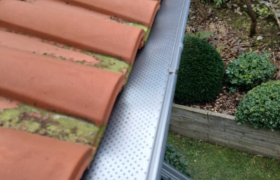 Pose d'un pare-feuille en alu sur gouttière chantier réalisé à Biarritz 